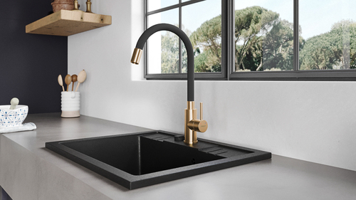 Złote dodatki i baterie zlewozmywakowe dodadzą kuchni blasku, szyku i powiewu luksusu